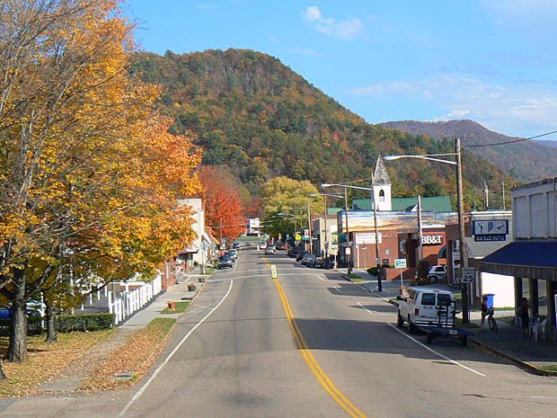 10 Of The Least-Crowded Towns To Visit In Virginia To See Fall Foliage