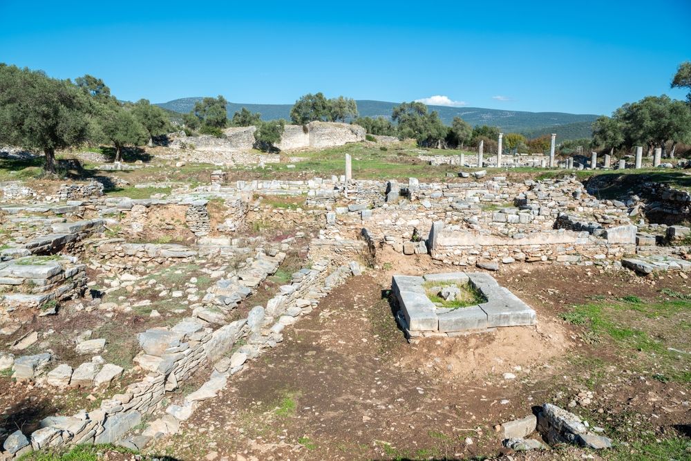 Ανακαλύψτε αυτήν την εγκαταλελειμμένη αρχαία (αλλά ξεχασμένη) ελληνική πόλη στις ακτές του Αιγαίου της Τουρκίας
