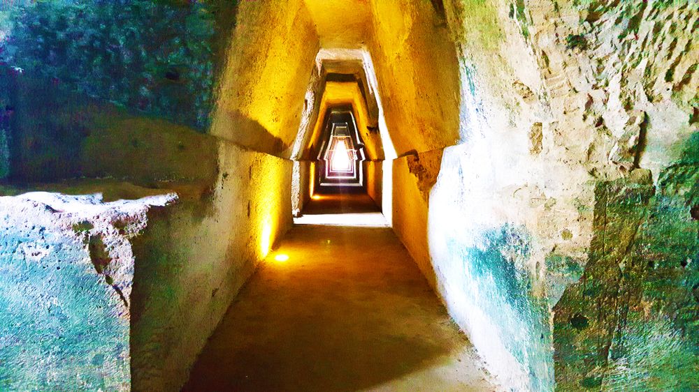 Σπήλαιο του Μαντείου της Σίβυλλας στην αρχαία πόλη Kuma