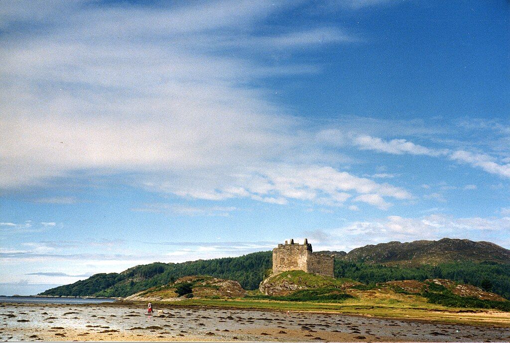 Eilean Shona and Castle Tioram_-_geograph.org.uk
