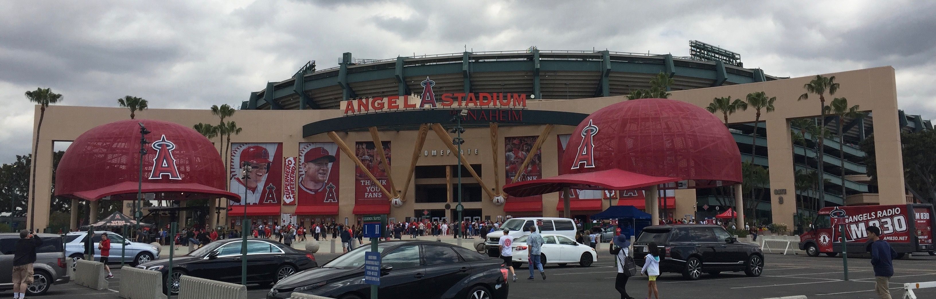 Exterior_of_Angel_Stadium,_Anaheim,_2017