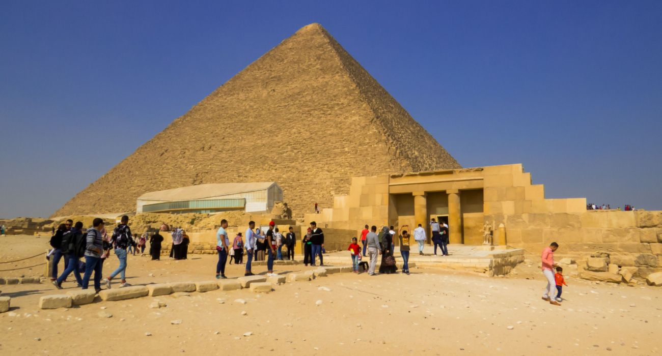 Under The Gaze Of The Great Pyramid, Discover The Tomb Of Meresankh III ...