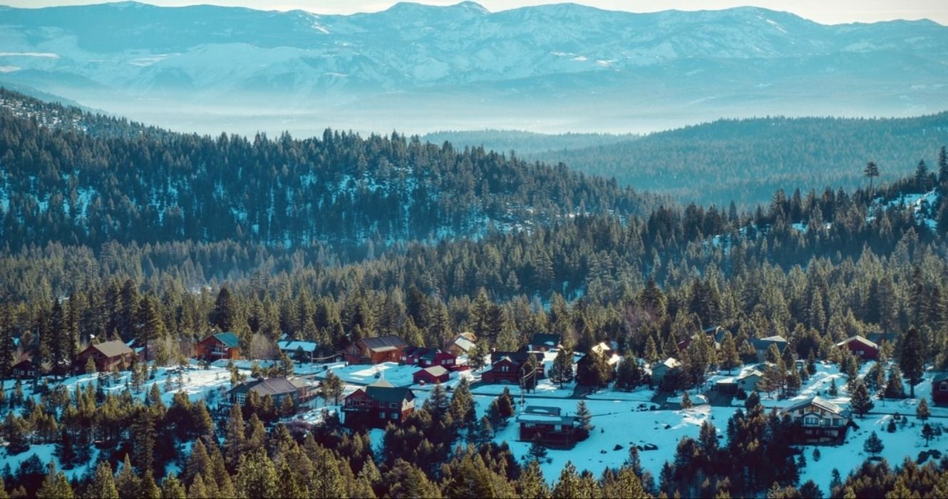 The snow-covered mountain town of Truckee in the Sierra Nevada Mountains in winter, CA, California, USA