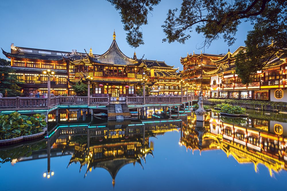  Yuyuan Gardens lit up at night in the evening in Shanghai, China