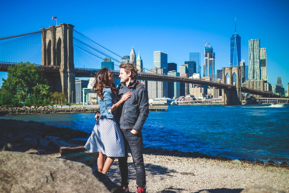 Romantic couple with beautiful Brooklyn Bridge and Manhattan, New York City