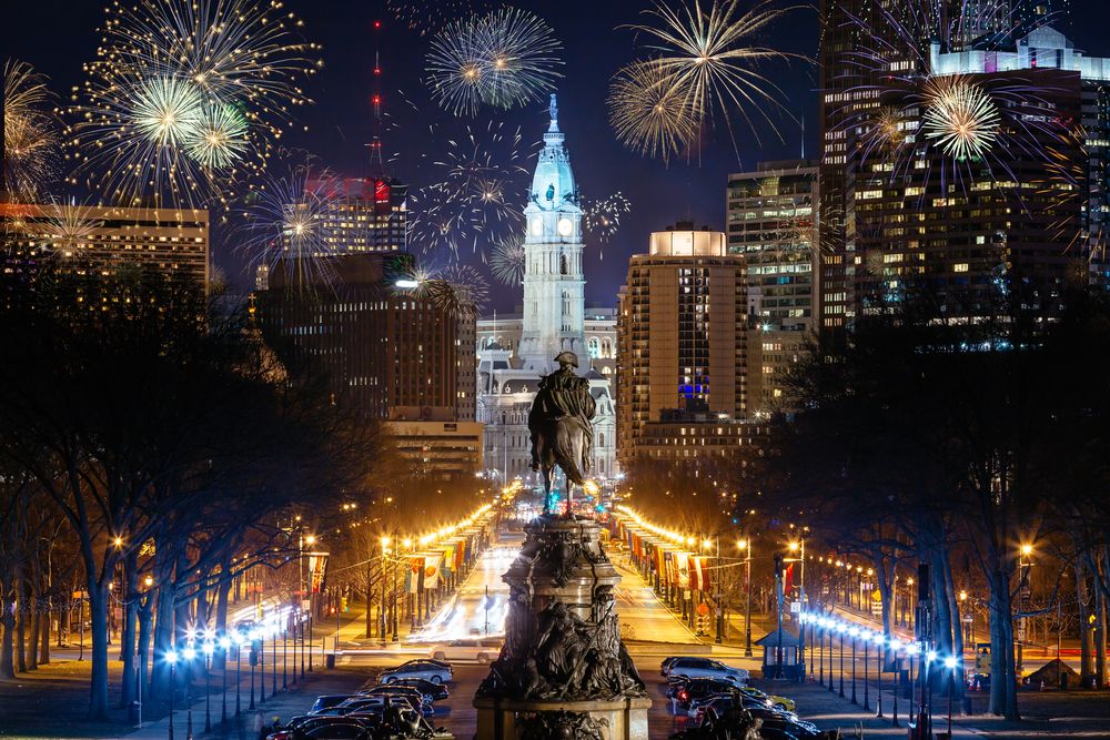 Fireworks above Philadelphia, Pennsylvania, on New Year's Eve with the George Washington Statue, Pennsylvania, USA