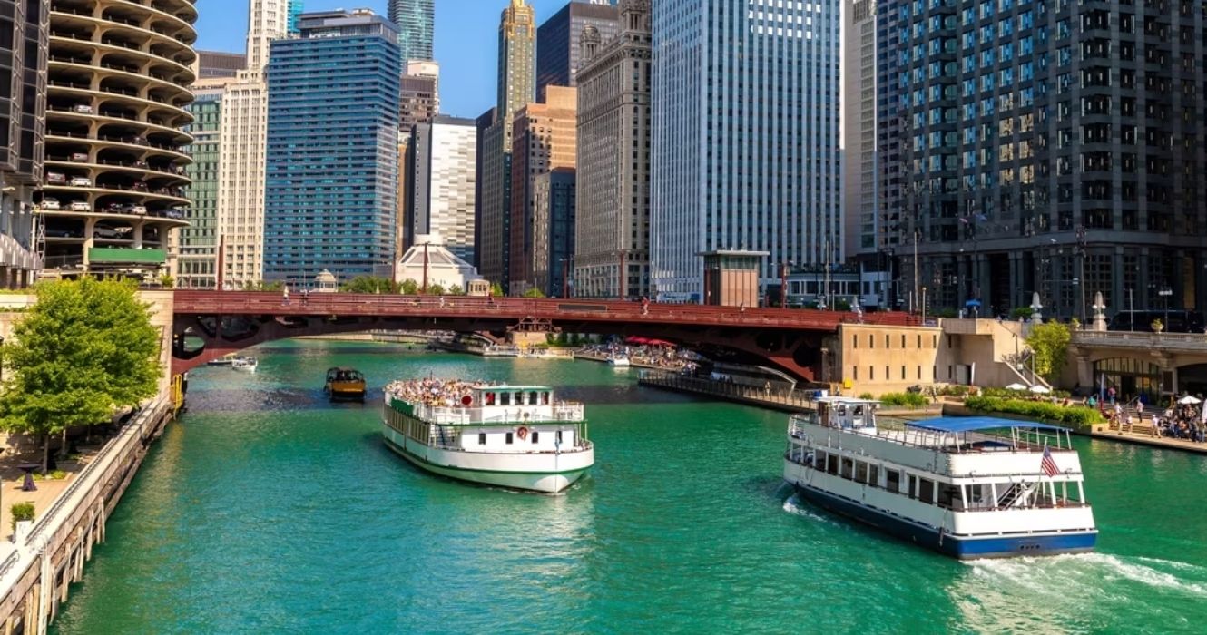 Sightseeing cruise at Chicago river in Chicago, Illinois 