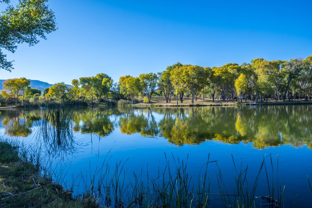 A view of the lake with beaches around Cottonwood, Arizona