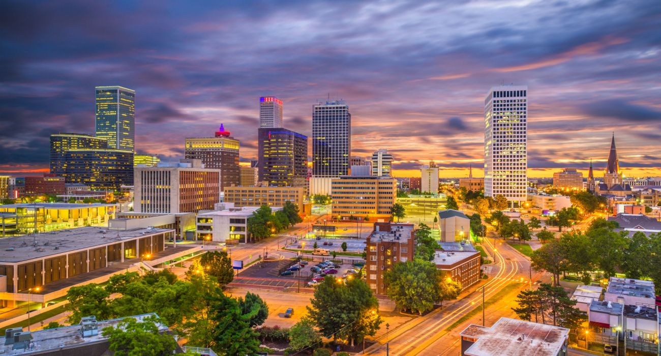 Tulsa, Oklahoma, USA skyline at twilight