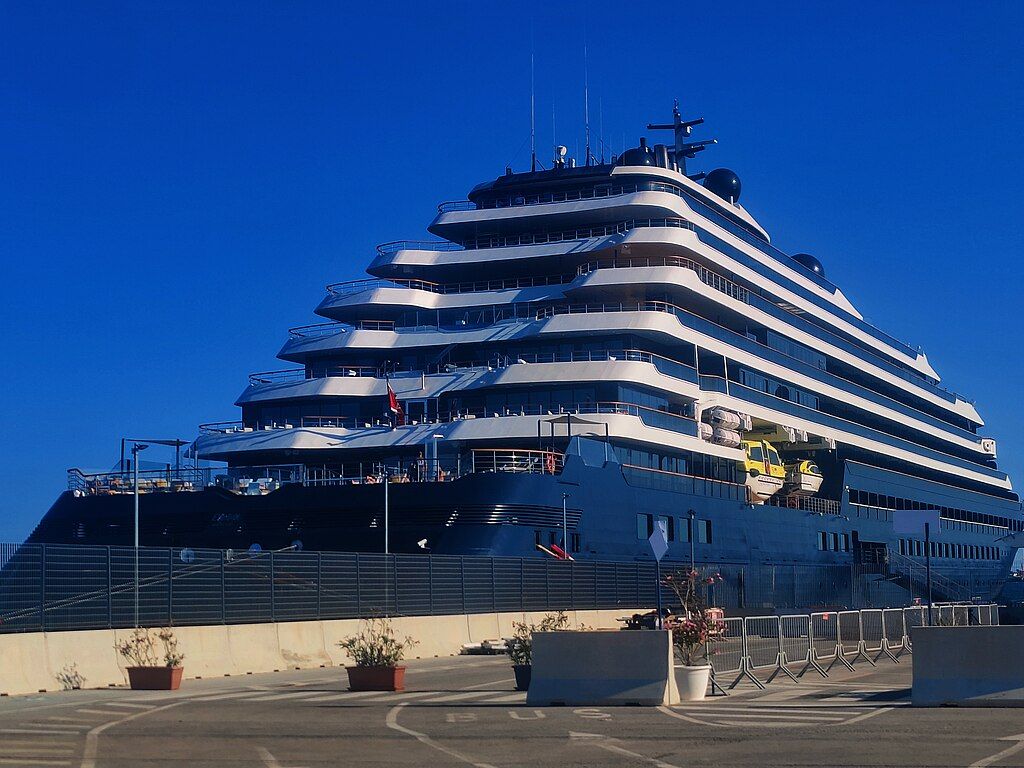 Evrima Yacht in the port of Syracusa