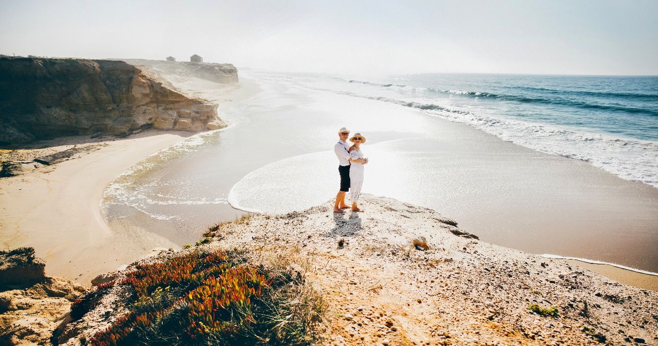 葡萄牙海滩上一对快乐的年长夫妇