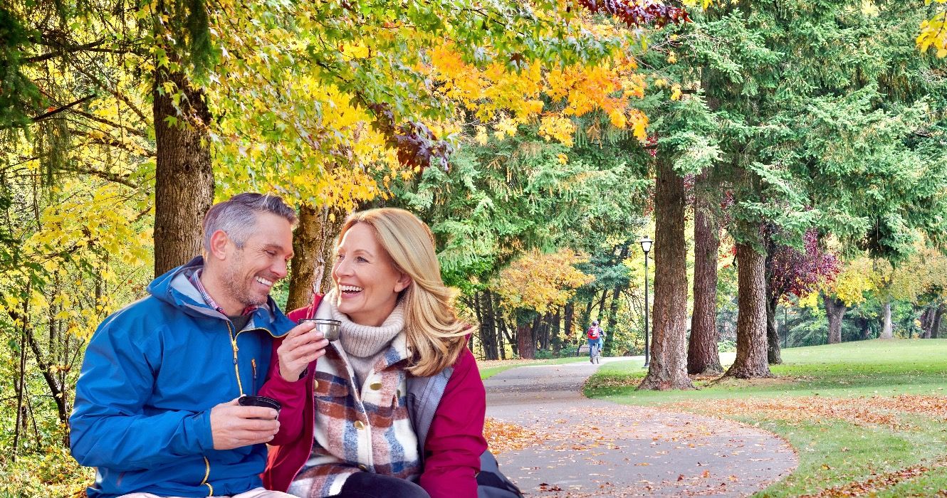 俄勒冈州尤金市，一对中年夫妇享受秋天的乐趣