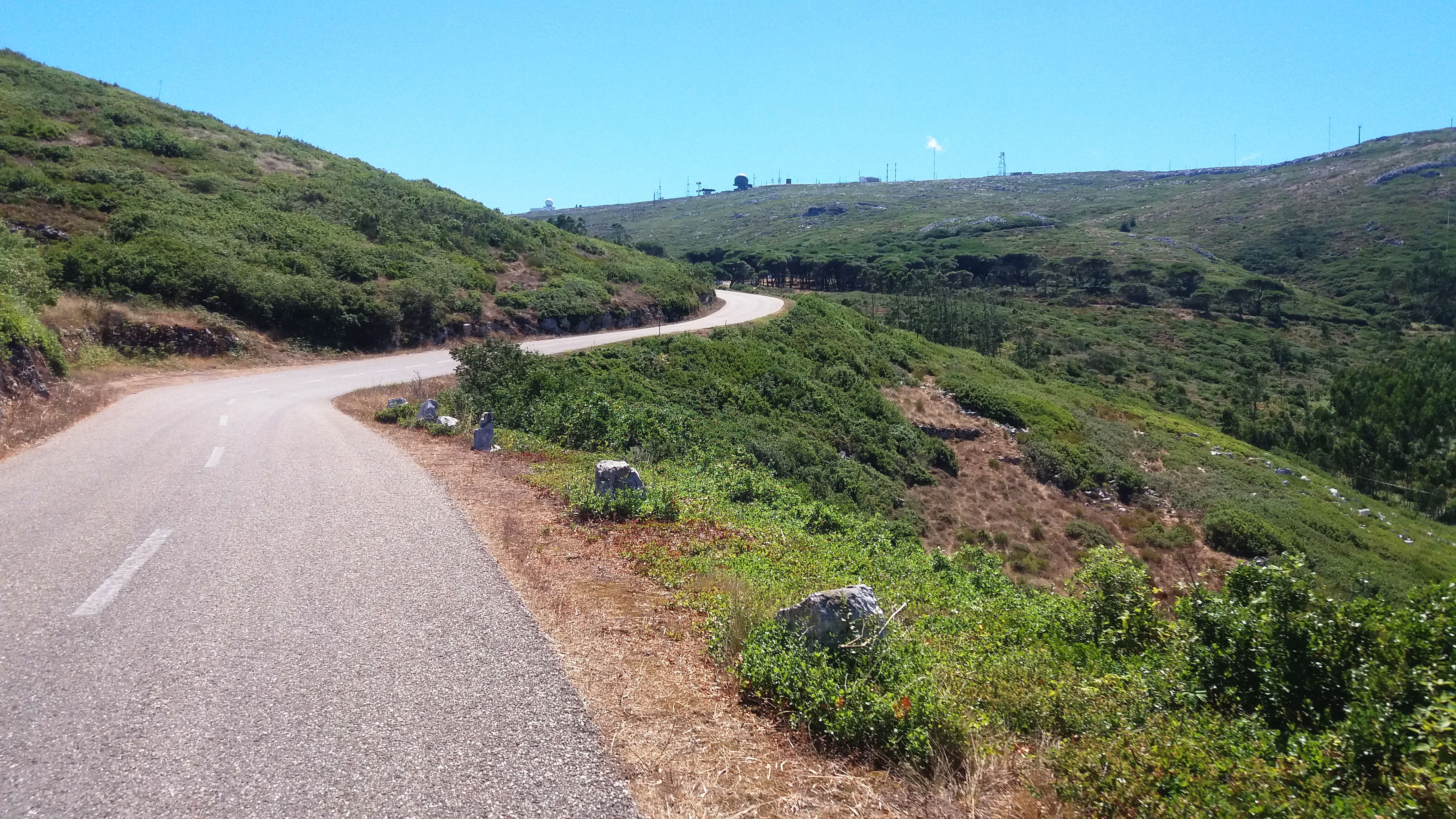 Serra de Montejunto, em Portugal, estrada e natureza em sintonia