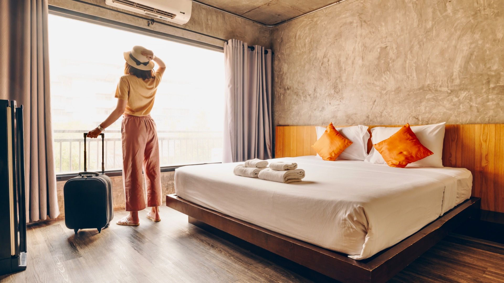 Conciliation of a woman's lifestyle when traveling on her vacation.