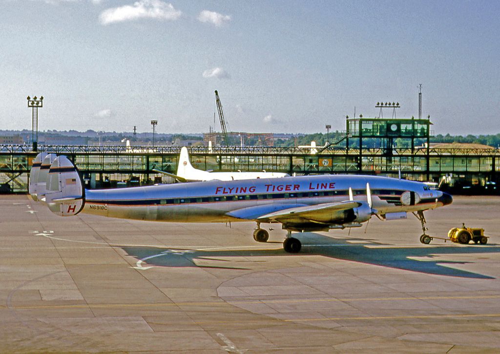 洛克希德 Constellation L-1049，类似于飞虎航空 739 航班