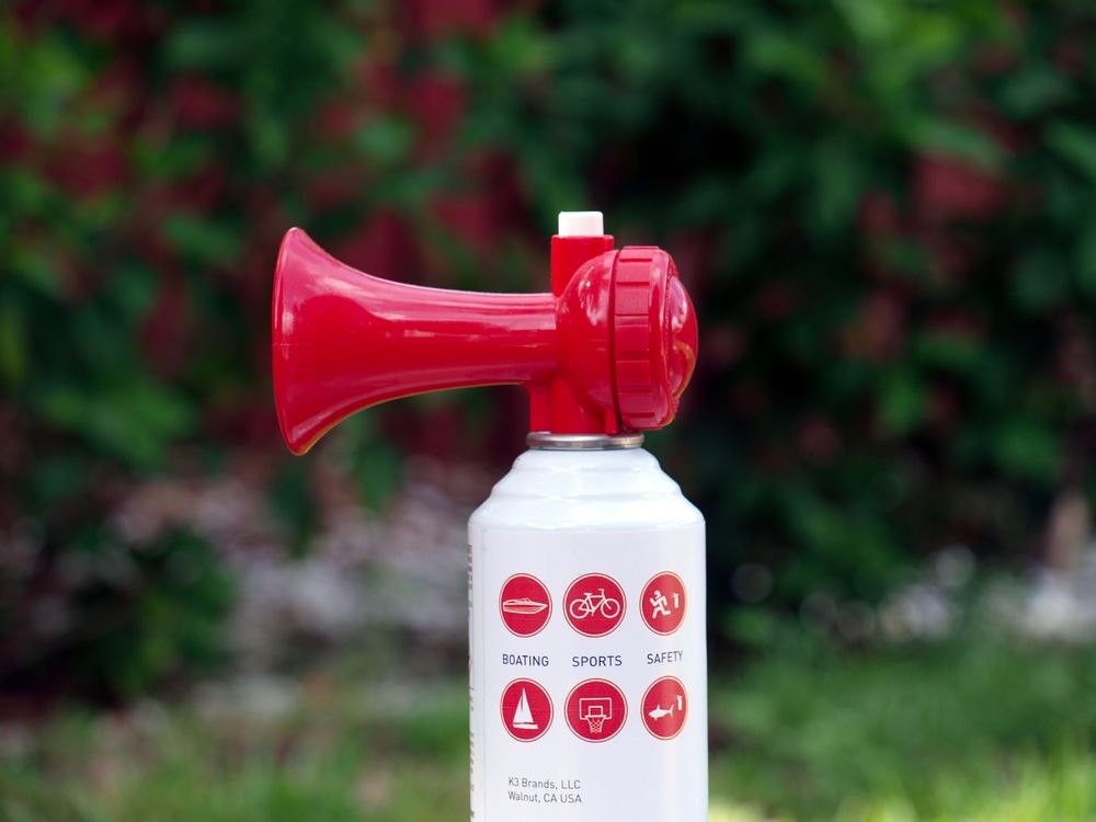 Air horn signaling device