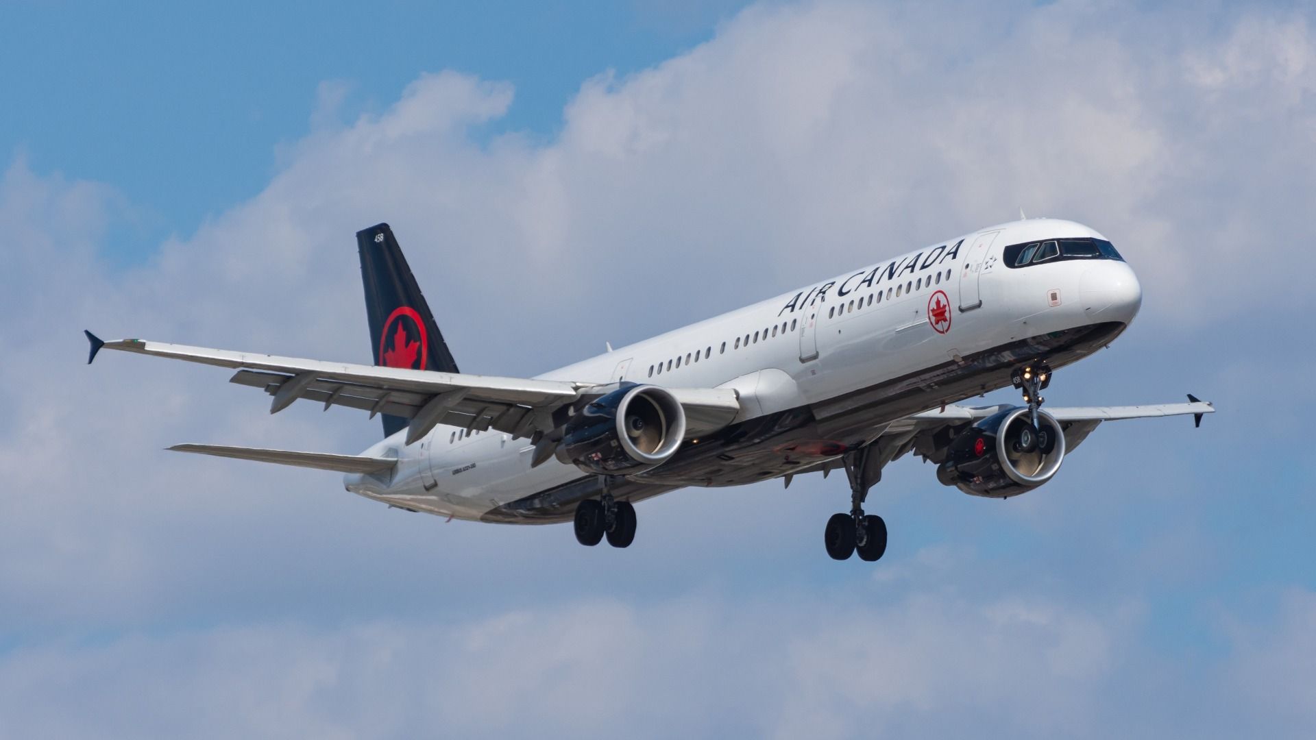 Air Canada Airbus A321-200 on its final approach for landing at Toronto International Airport