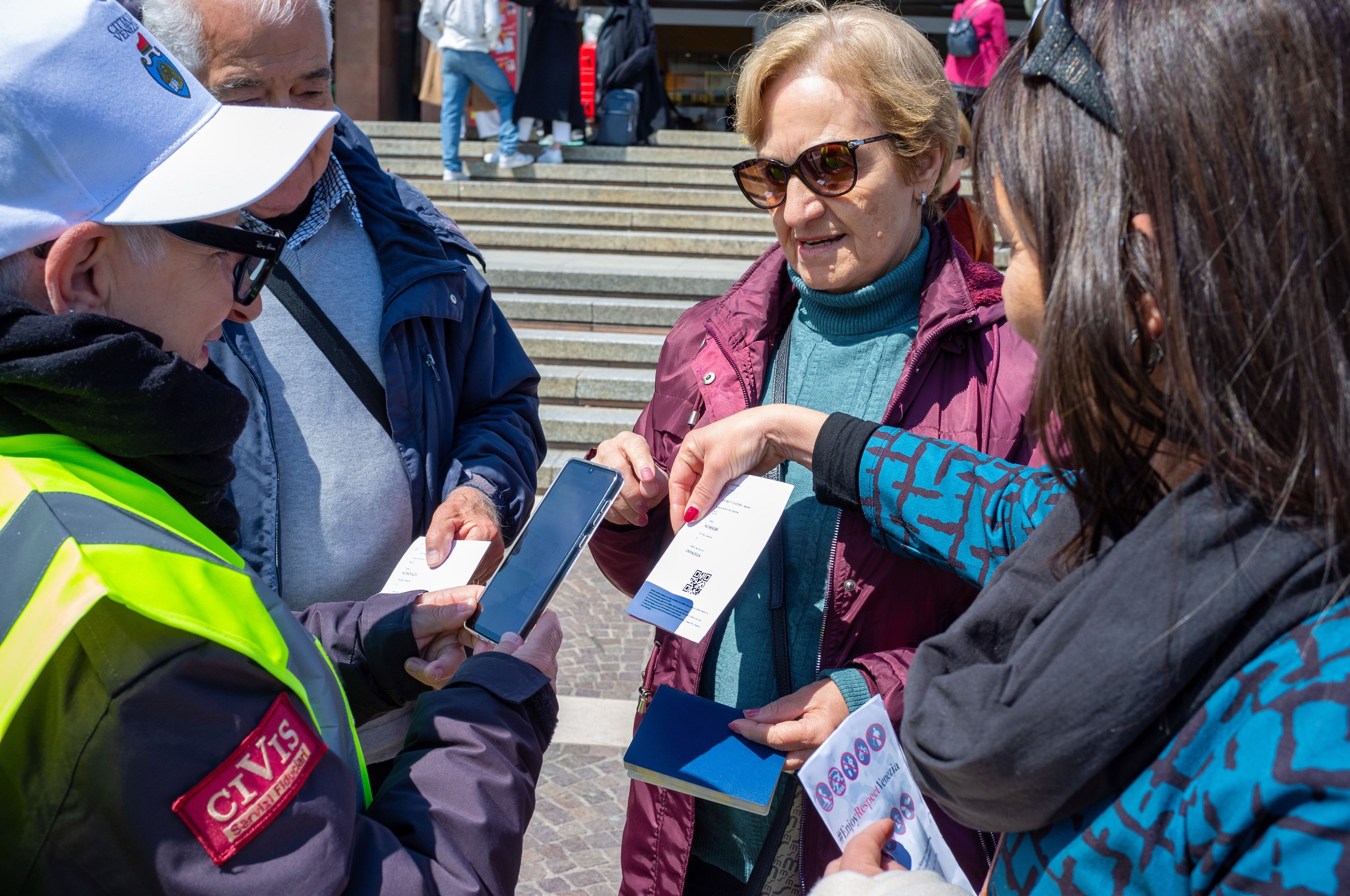 26 april 2024 Venice, Italy - Tourists arriving in Venice show the new city access contribution to the staff in charge of the control