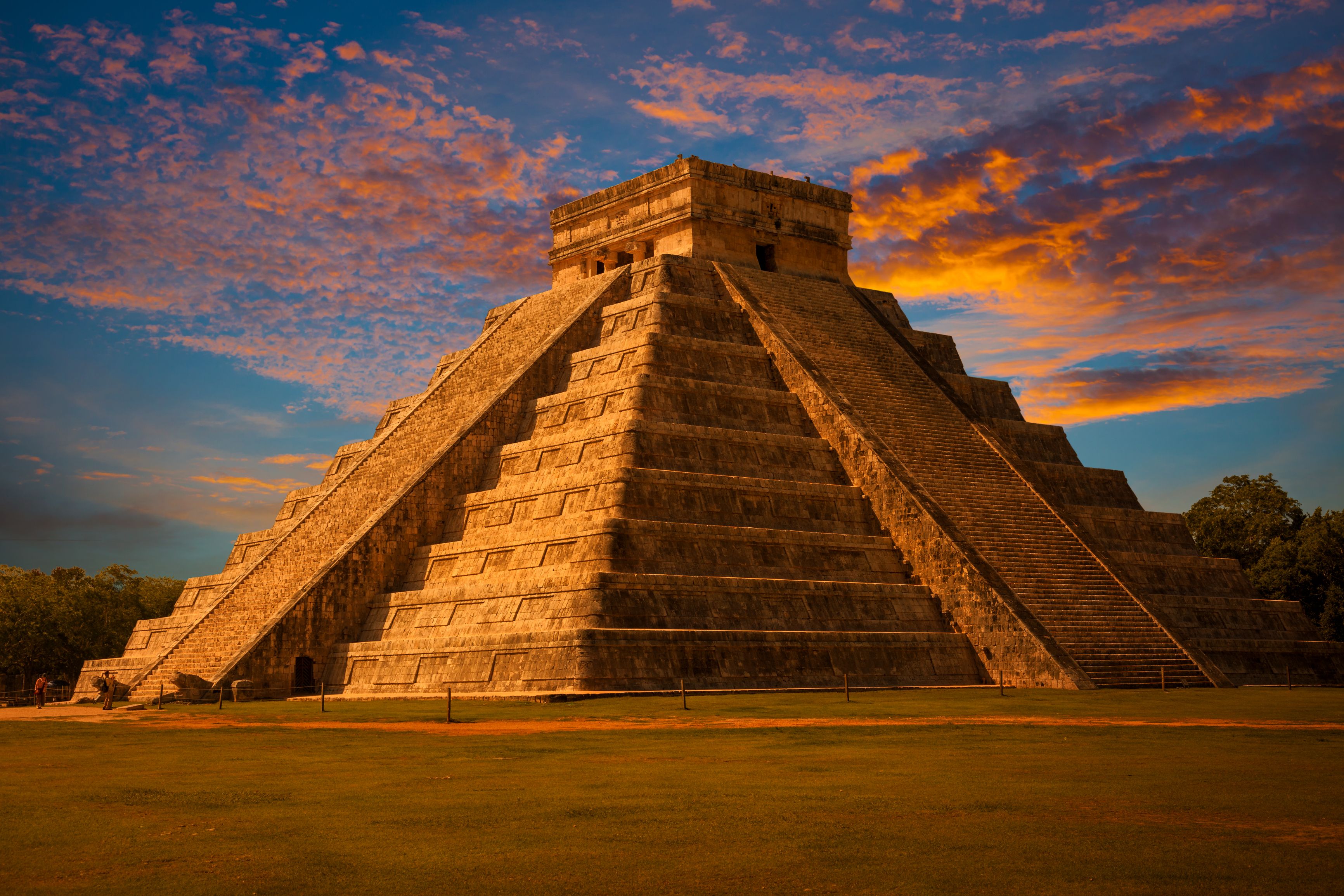 Chichen Itza, mayan pyramid at sunset