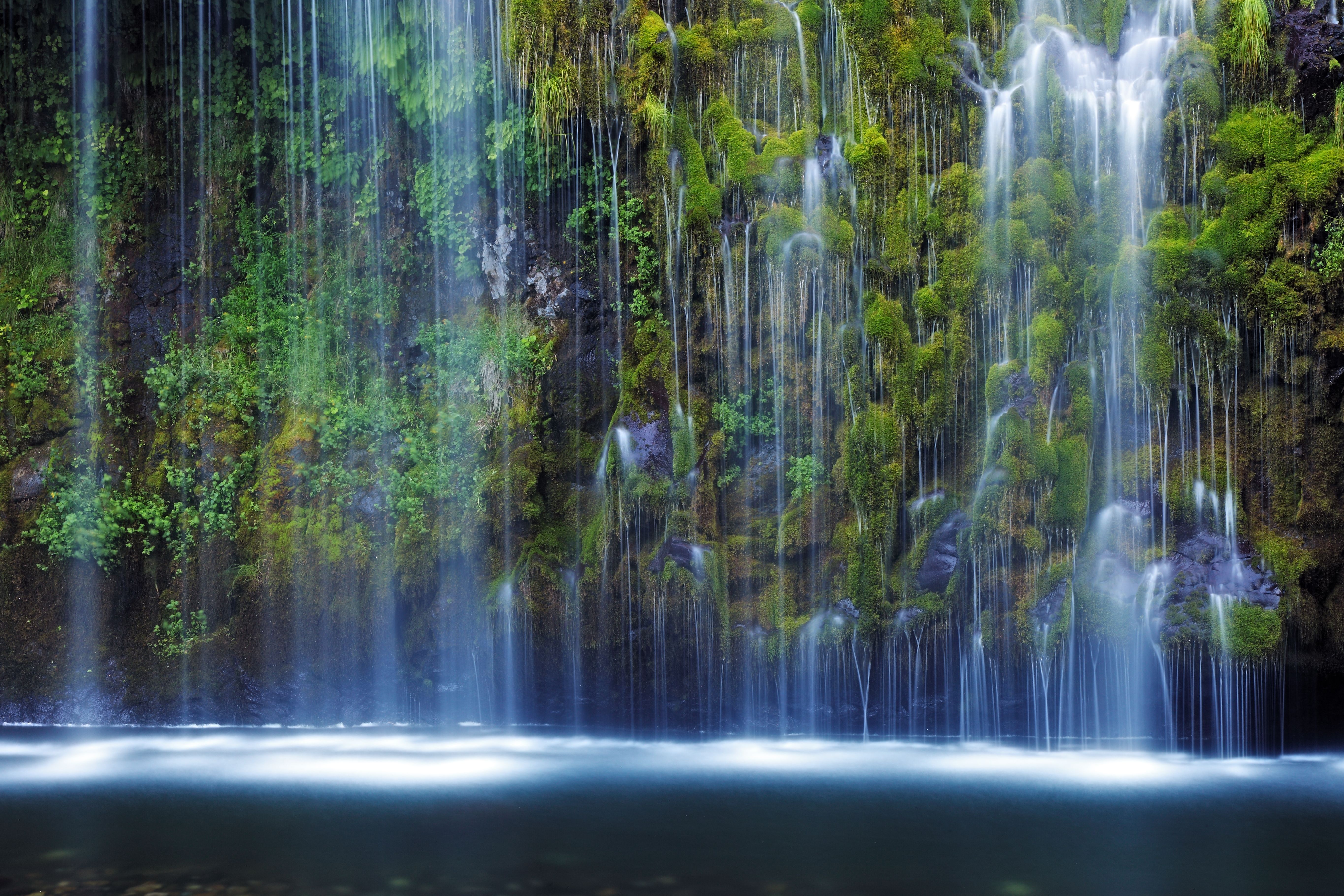 Mossbrae Falls, Sacramento River, Dunsmuir, California, USA