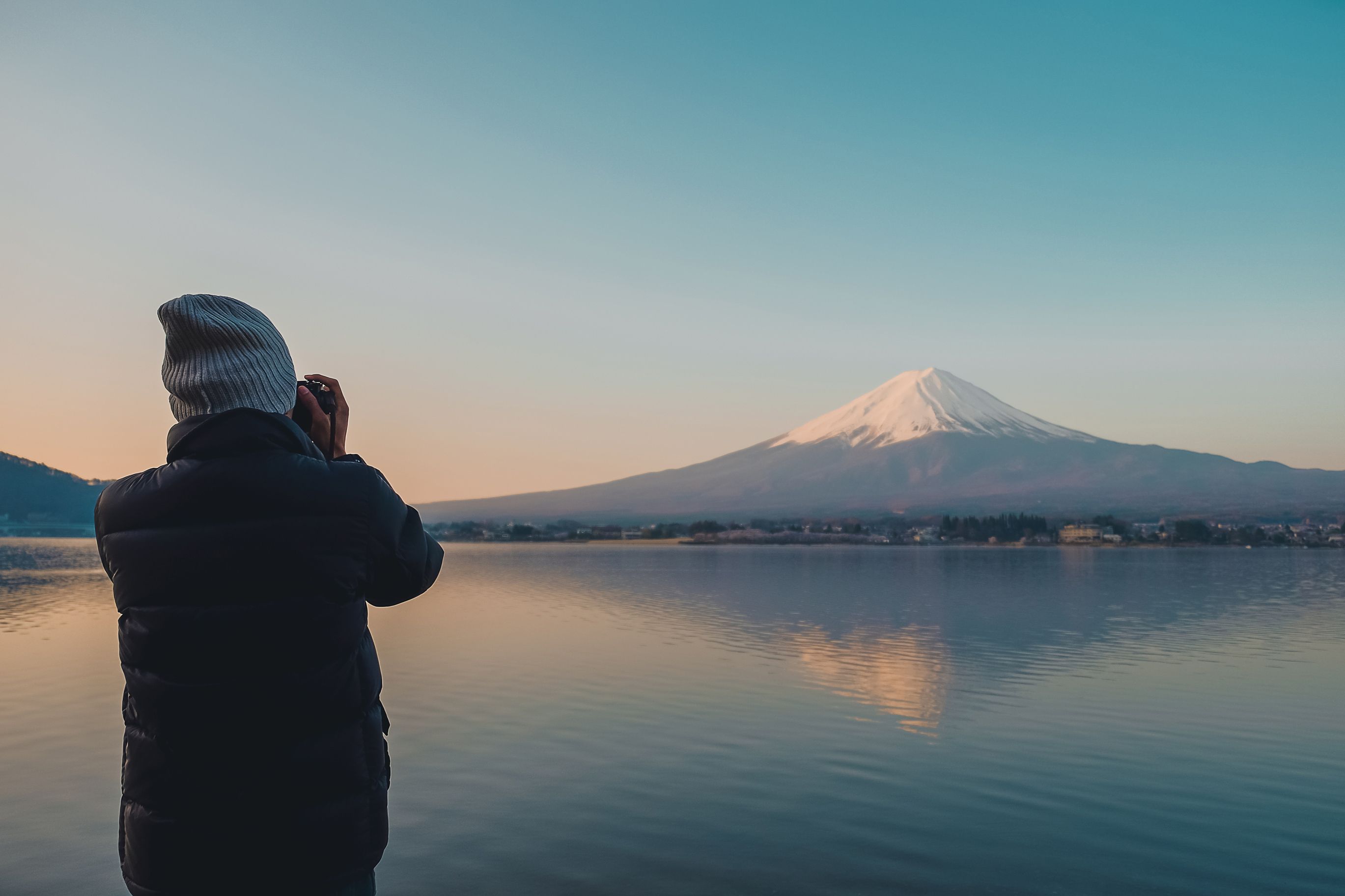 Tourist snapping photo of snowcapped Mount Fuji at sunrise - ID 131592672 - copyright - Panuwat Dangsungnoen - Dreamstime.com