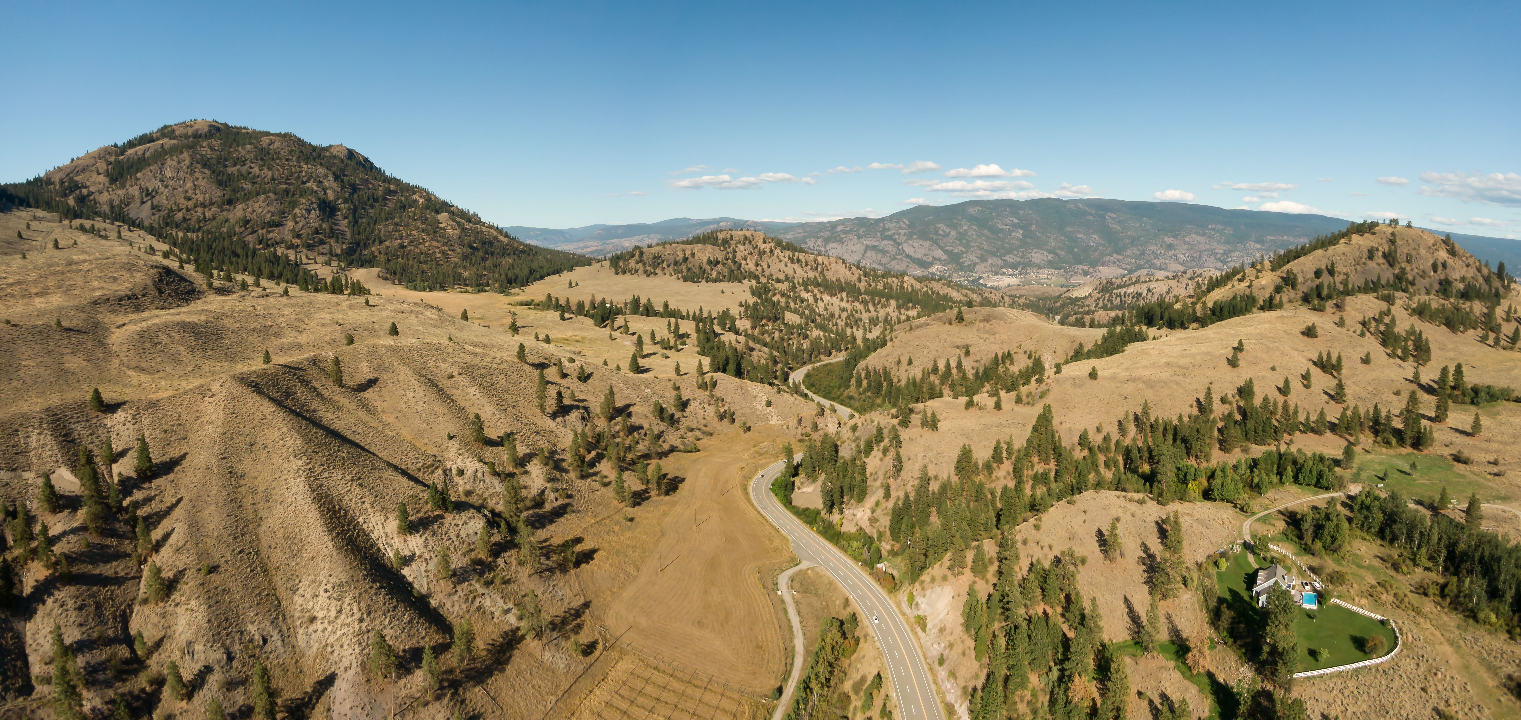 Εναέρια άποψη ενός γραφικού δρόμου στο ξηρό καναδικό ορεινό τοπίο