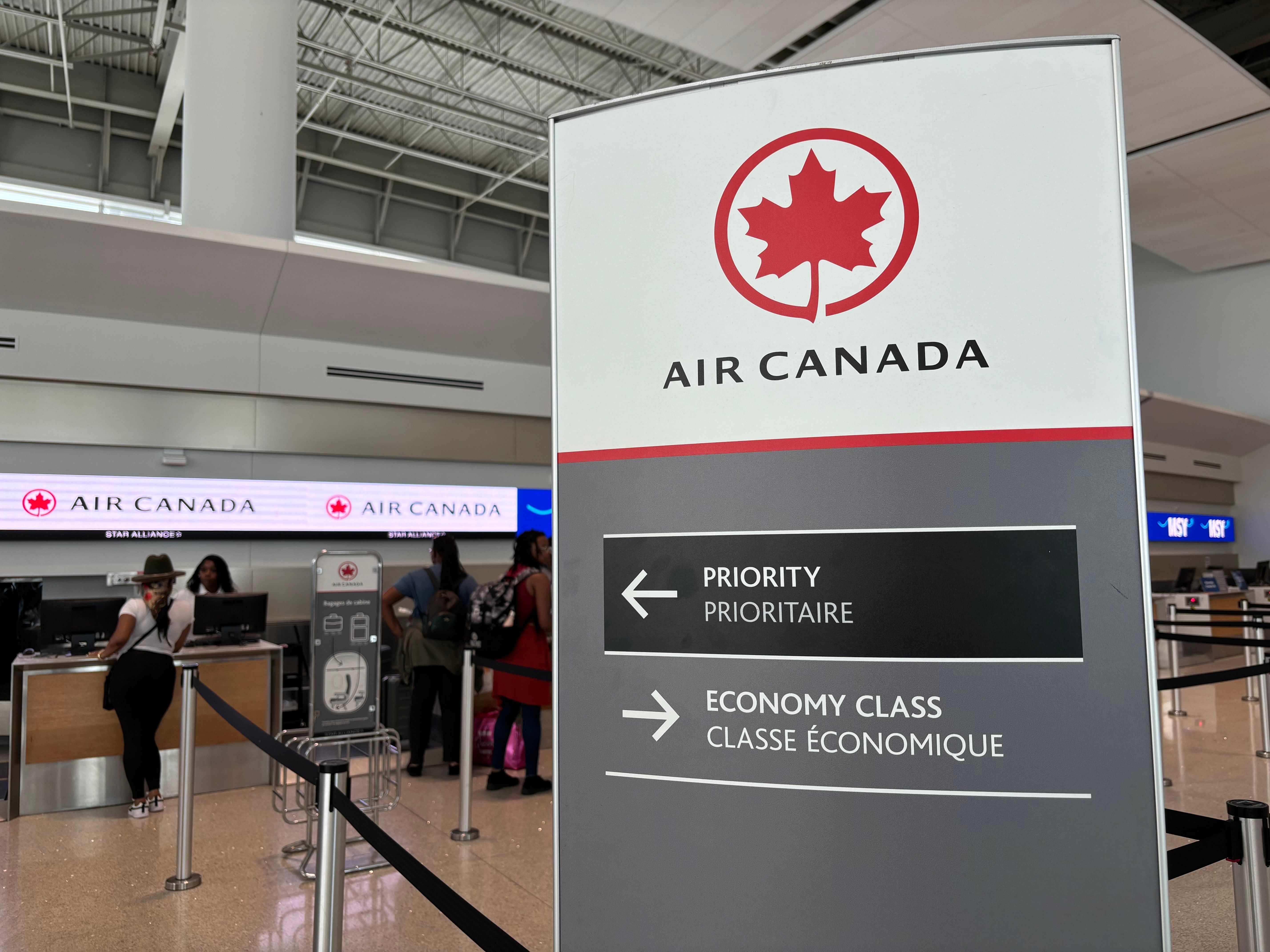 Air Canada signs passengers to the tails for the priority and economy class