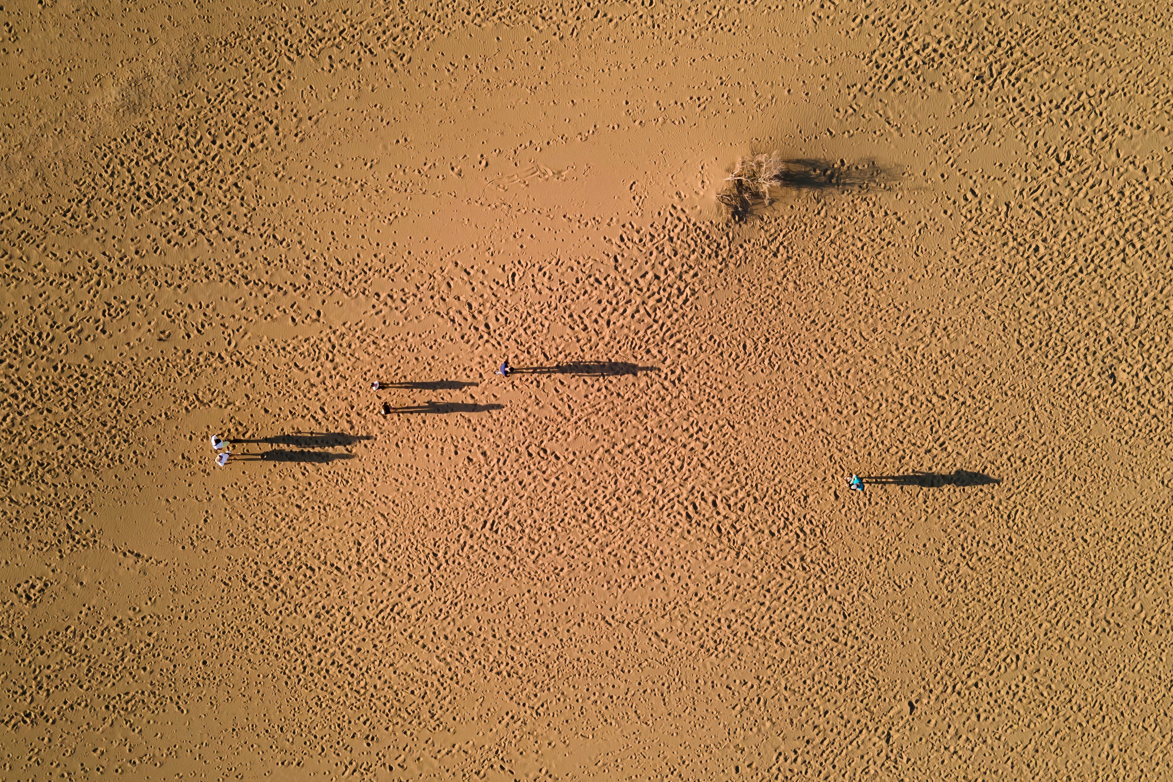 Φωτογραφία drone ανθρώπων που περπατούν στην έρημο Ammothines