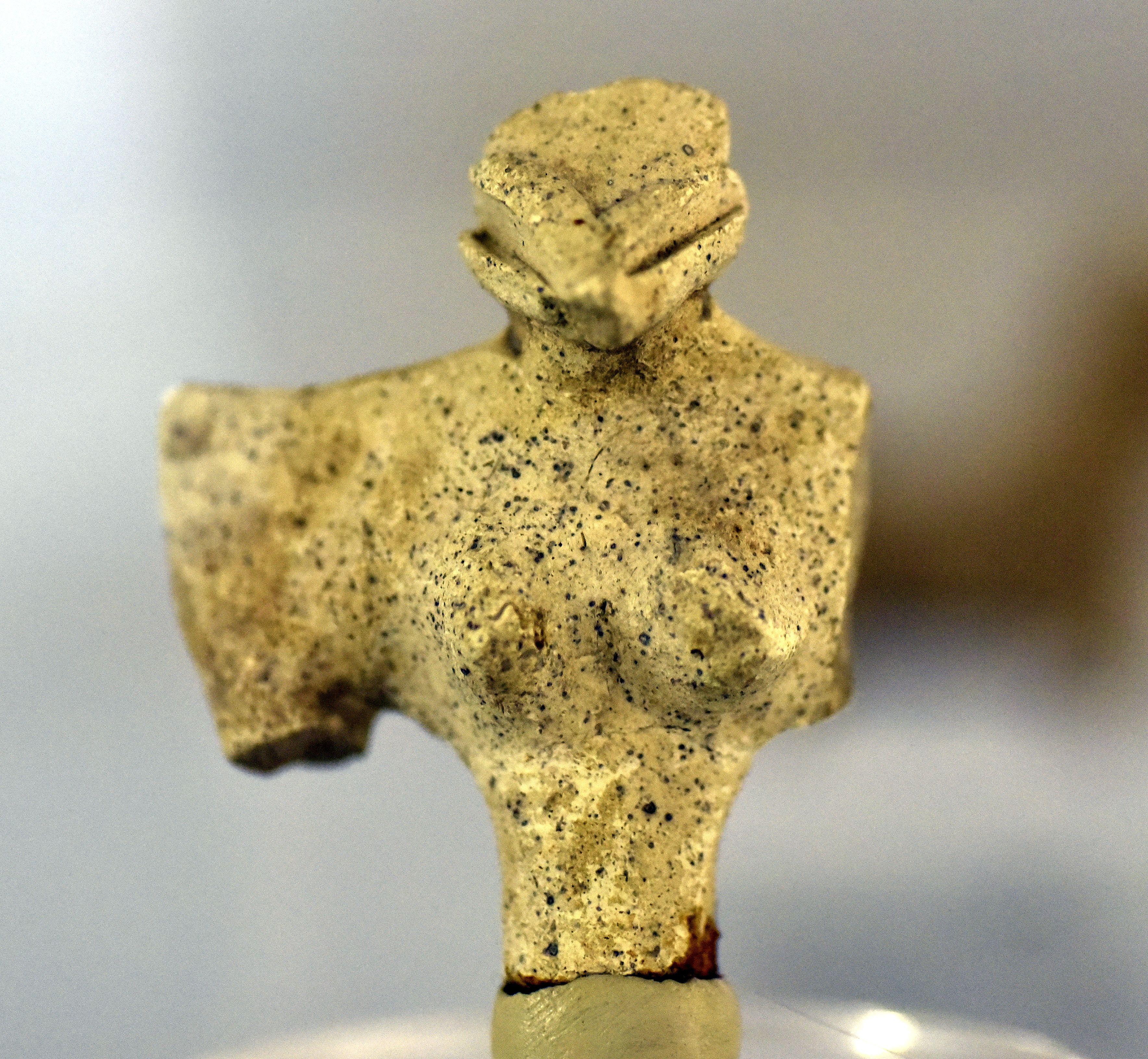 Fragment patung tanah liat yang berkepala cicak dari tempoh ubiid