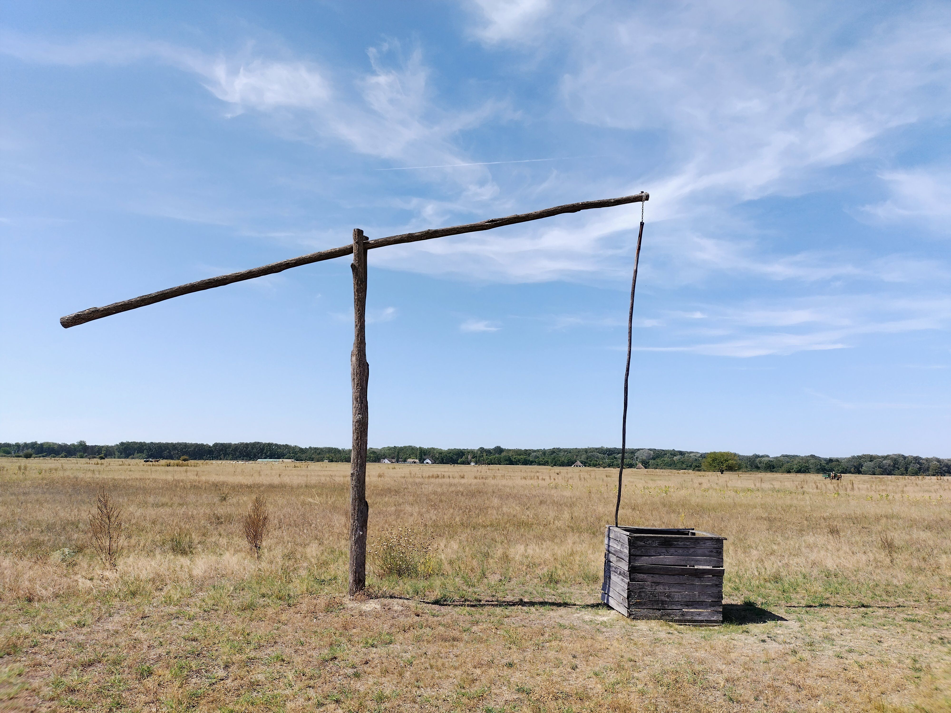 Άποψη του παραδοσιακού φρέατος στη Μεγάλη Ουγγρική πεδιάδα. Ουγγρική Puzta. Λιβάδια στο εθνικό πάρκο Kiskunság