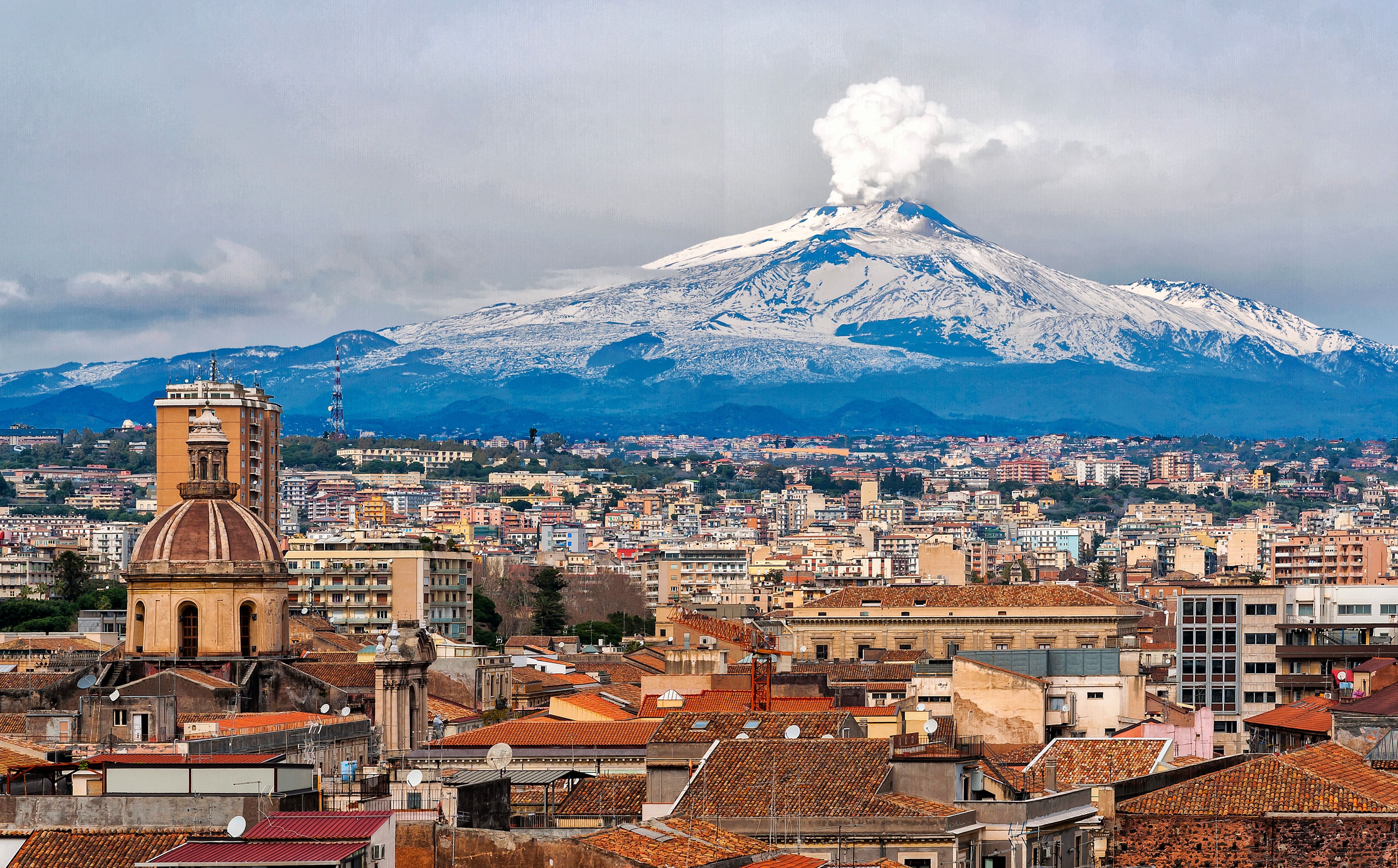 Mount Etna's Eruption Has Tourists Worried Over This Falling From The Sky In Piano Vetore