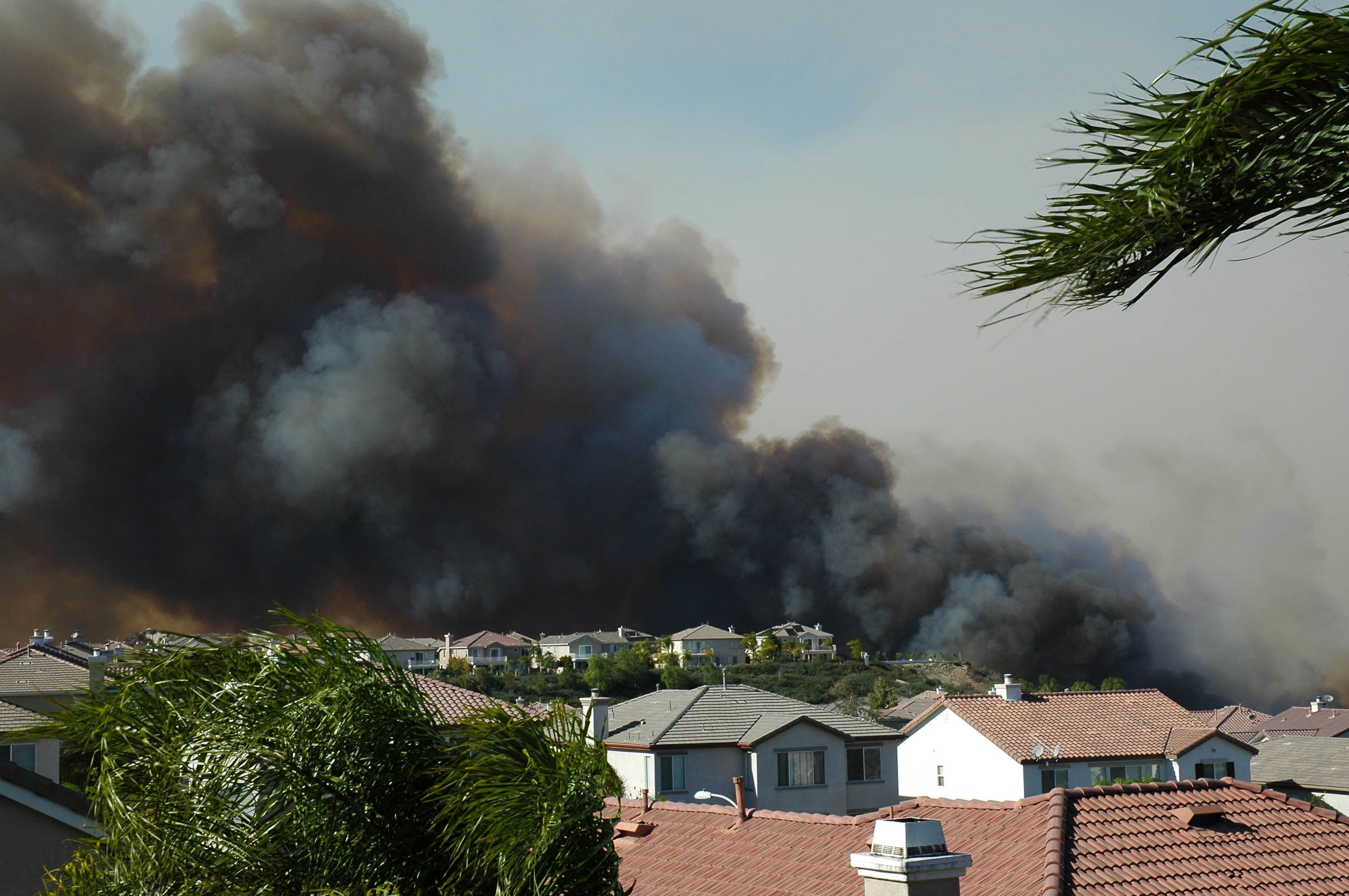 Homes threatened by fire in Los Angeles