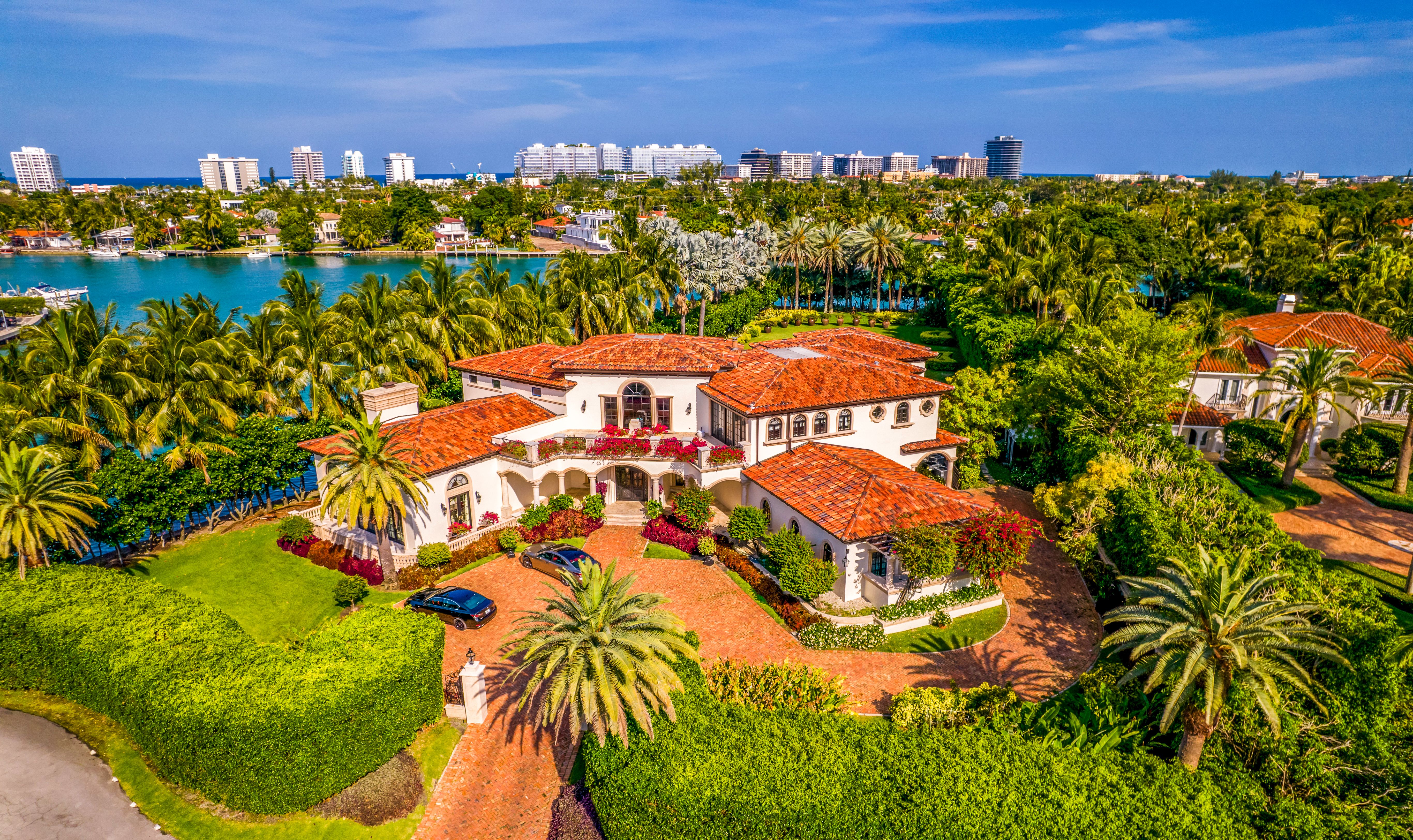 A luxurious house on the island of La Gors, Miami Beach, Florida