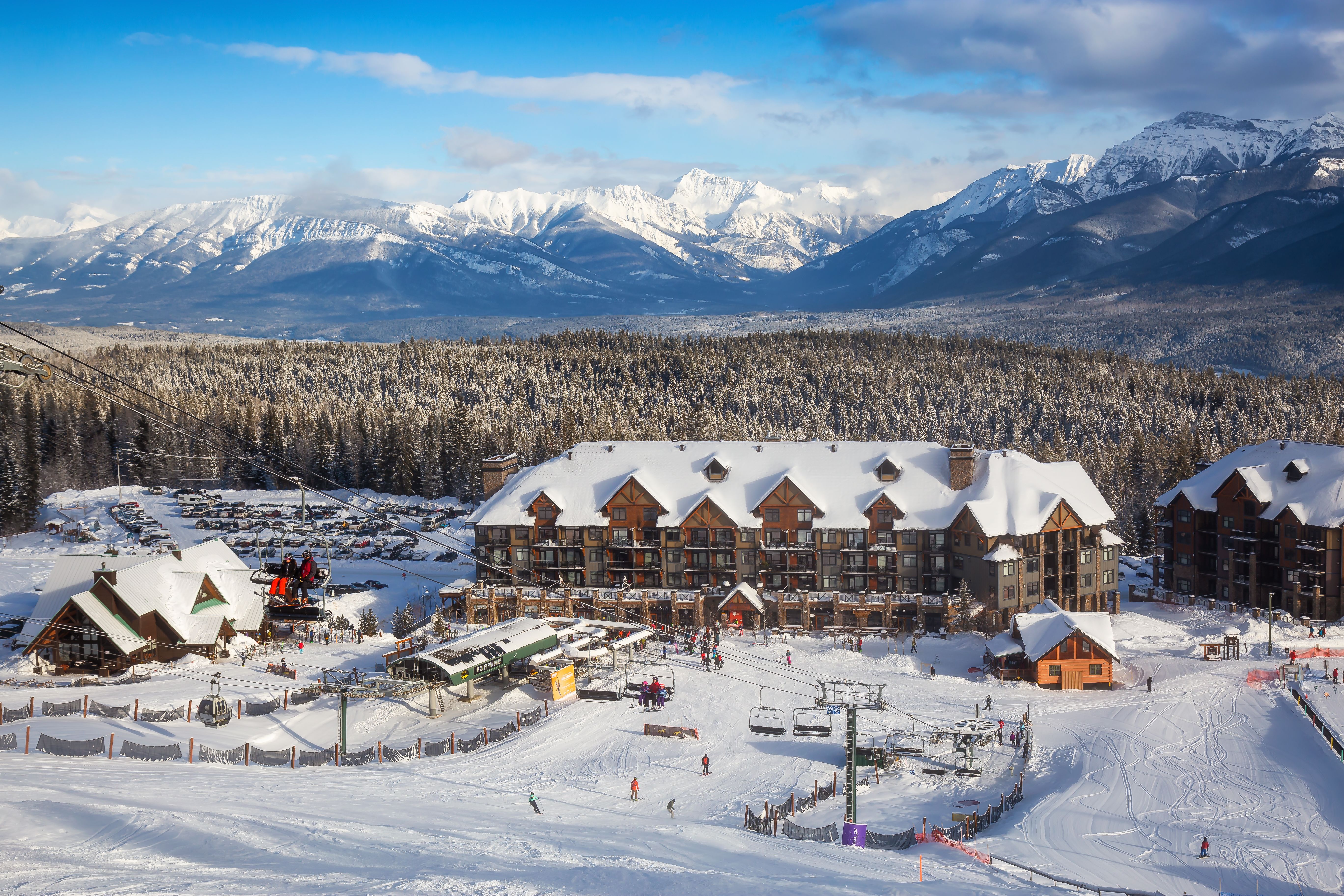 Beautiful panoramic views of the chalet at the bottom of the horse ski resort kicking on a sunny winter.