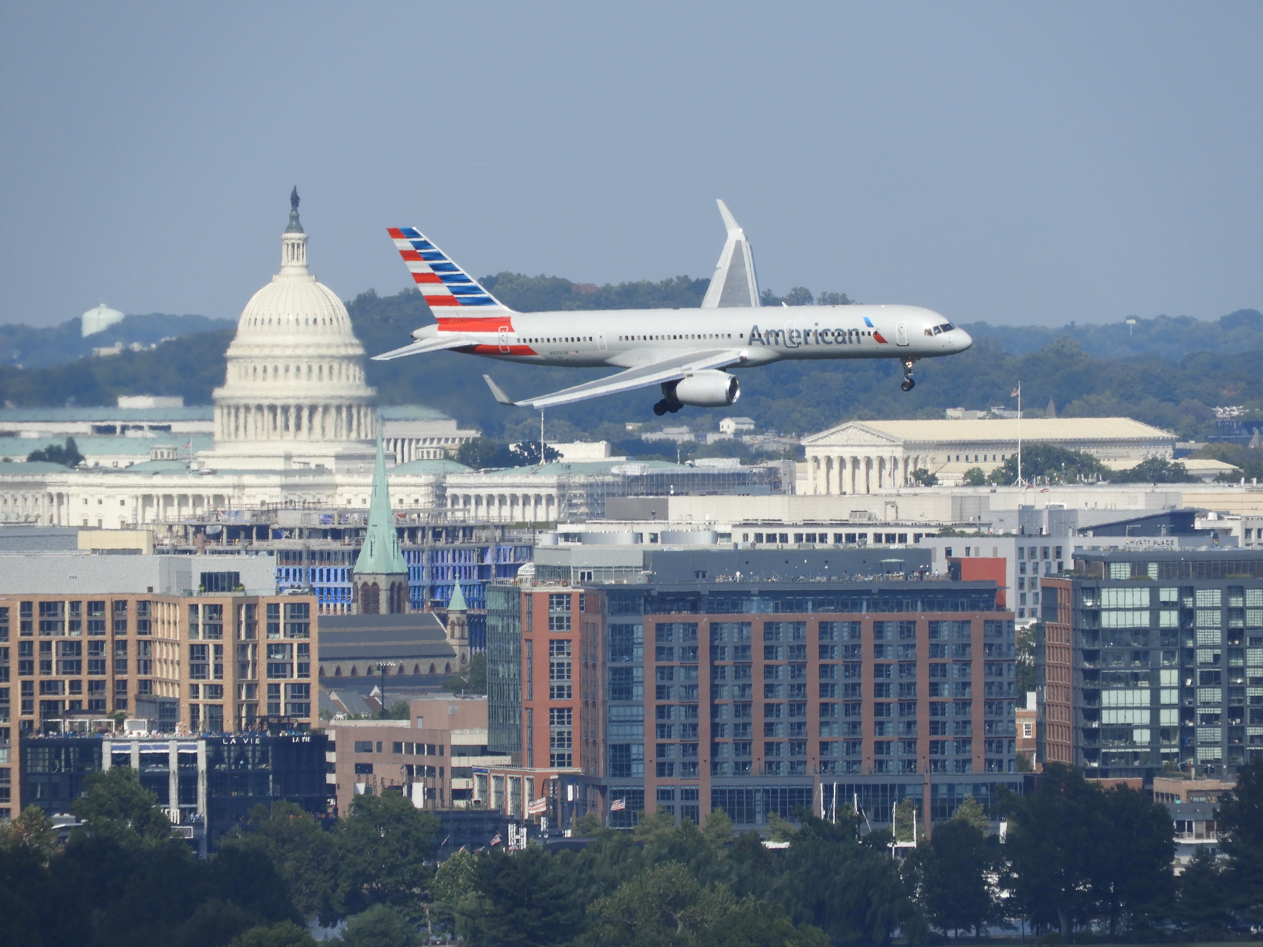 American Airlines Boeing 757 Fly Over United States Capitol and the Supreme Court Building, Momen before landing at the Washington Reagan National Airport