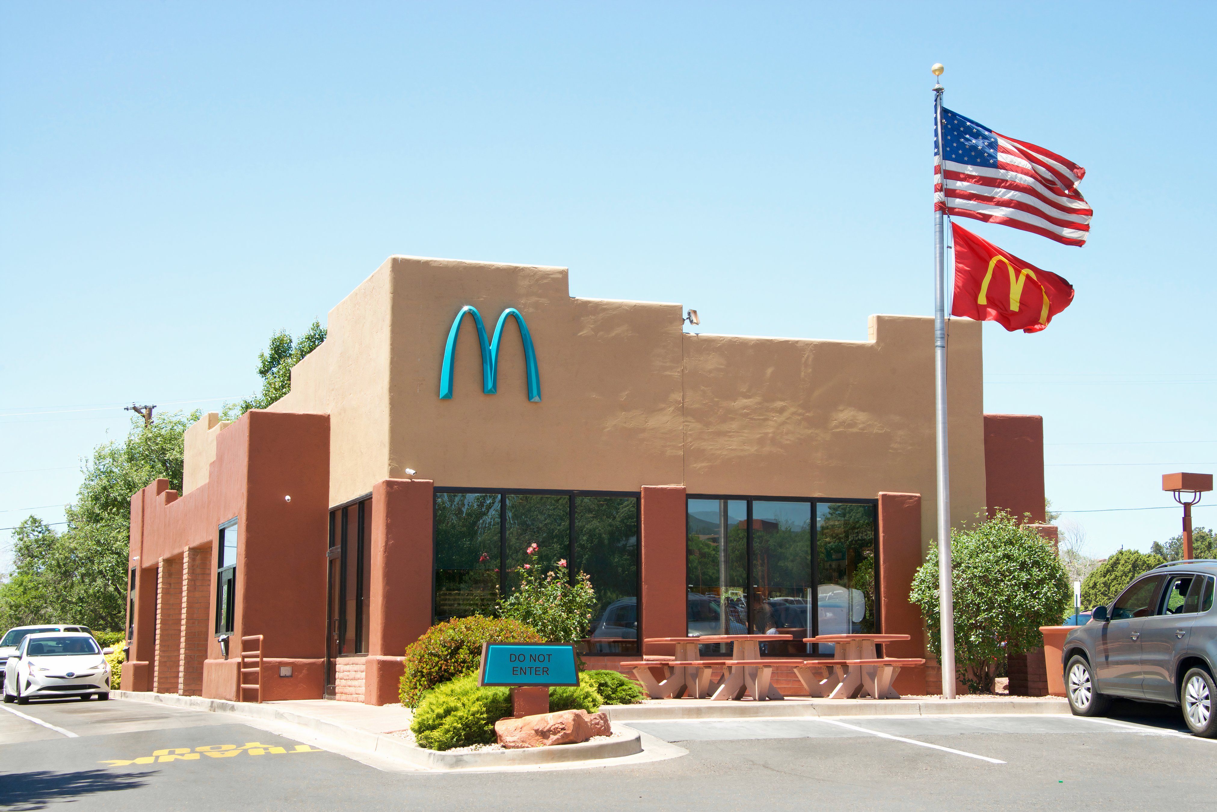 セール！希少！Mcdonald's アーチロゴ 特大サイズ How to Find the Rare McDonald's With Black Arches
