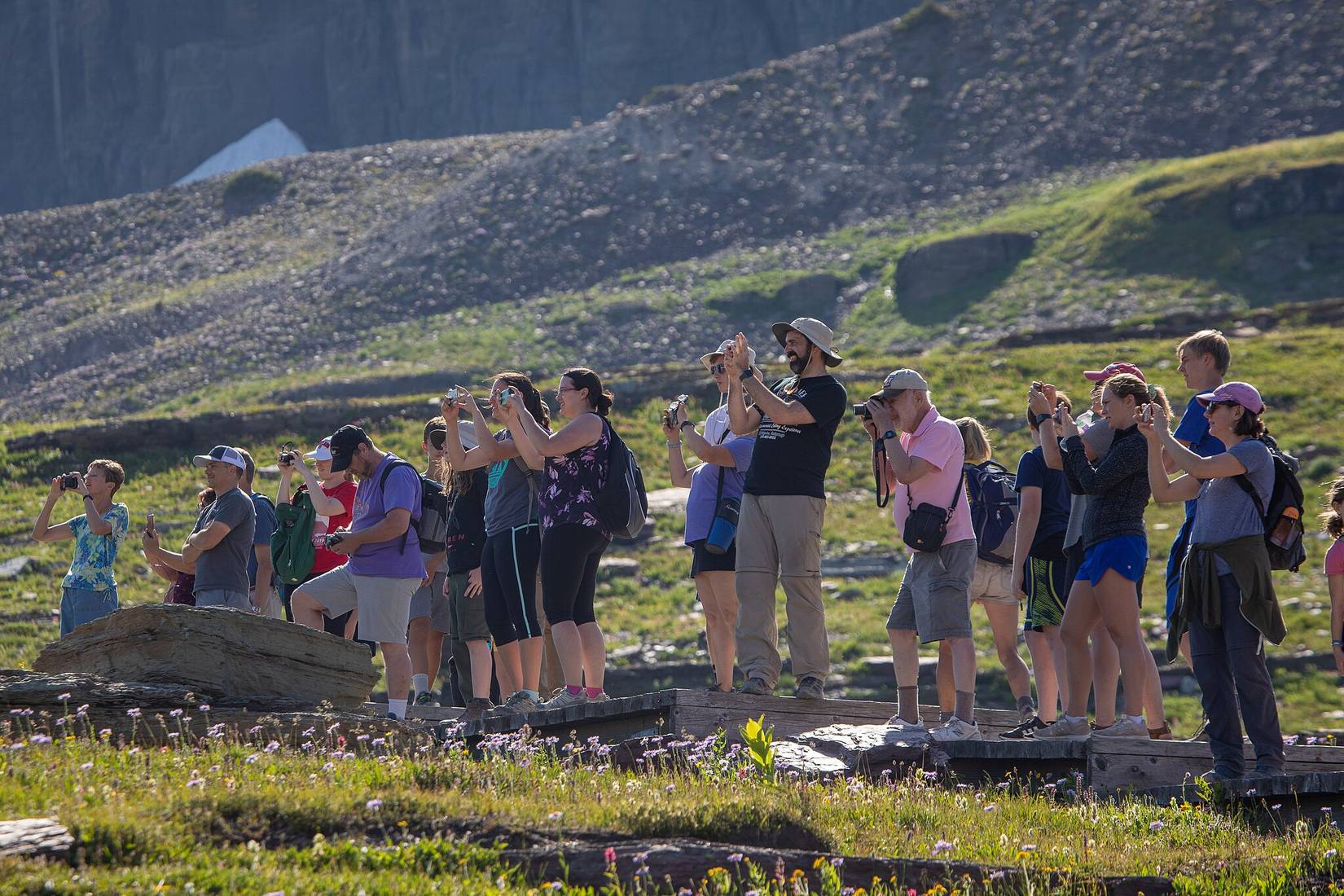 Crowds on the Hidden Lake Trail in Glacier National Park, MT, Montana, USA